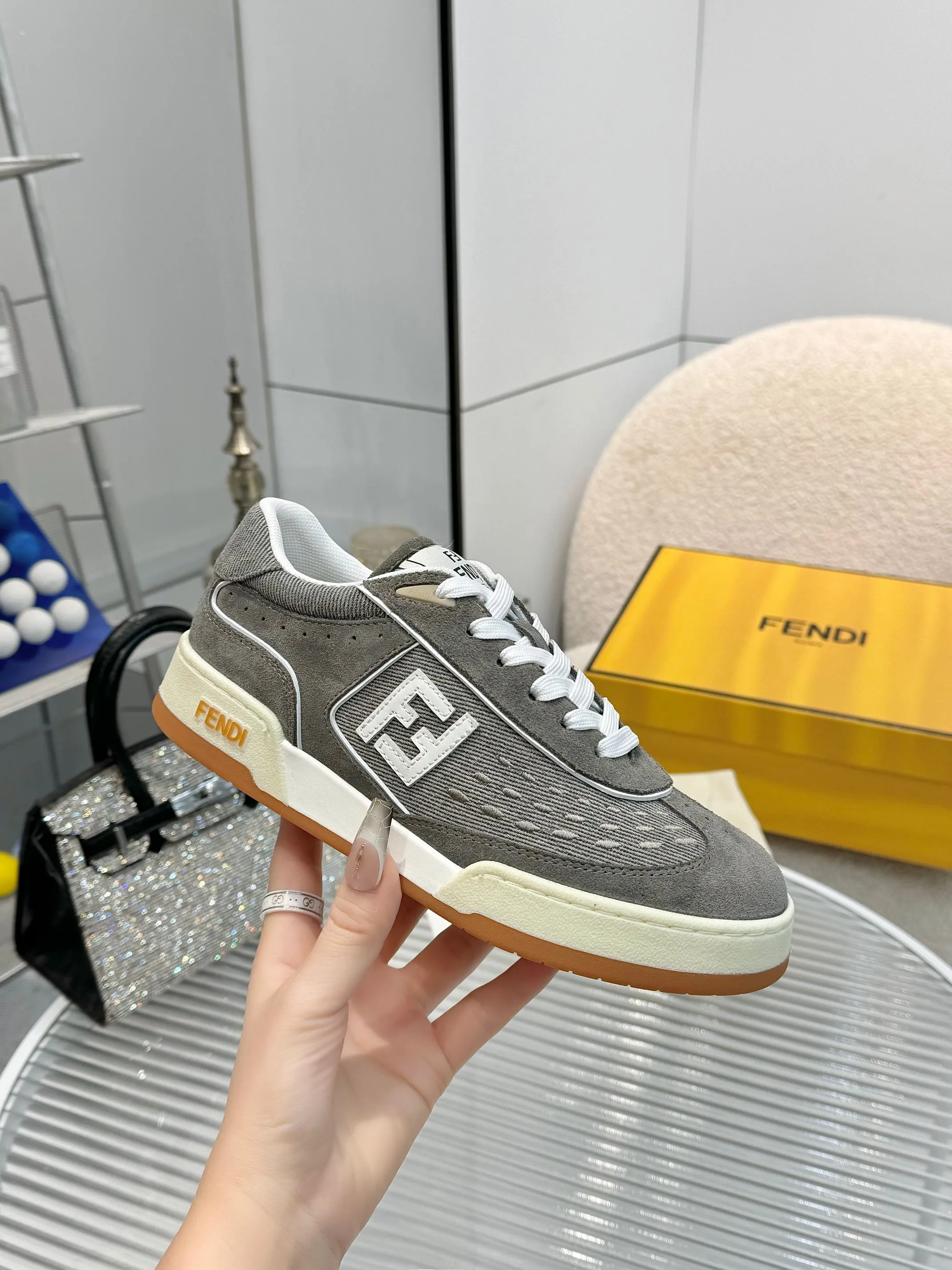 p620🐮🐮New❤Top super A version💯 Fendi Fendi 2025 New Year's King Explosive Style🔥 Many💑stars have the same style FD match. Original purchase for RMB14440. One to one replica. Designer Kim Jones's first sneaker fendi match and Donkey brand Trainer basketball sneakers, fresh blood injection and FF retro design It combines fashion and super comfort. [Wise] Whoever doesn’t grab it will regret it [There are many shoe uppers on the market with different color matching and cut corners in workmanship. The color matching and craftsmanship of my shoe upper are absolutely the same as the genuine products at the counter. Welcome to compare. Feet: Mesh injection molding pads 🎯 Soles: Please look for the original molded multi-color TPU outsole (❌ non-rubber sole) 🎯 Size: Female 35-41 Male 38-45 🎯 Packaging: Original 1:1 matching high-end packaging 🎁